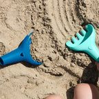 Quut Raki Multifunktions Werkzeug – Kreatives Outdoor Spielzeug für Sand & Garten