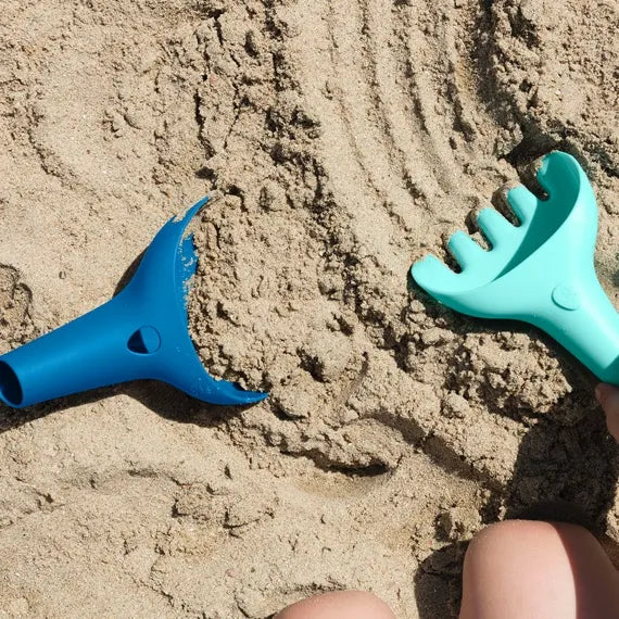 Quut Raki Multifunktions Werkzeug – Kreatives Outdoor Spielzeug für Sand & Garten