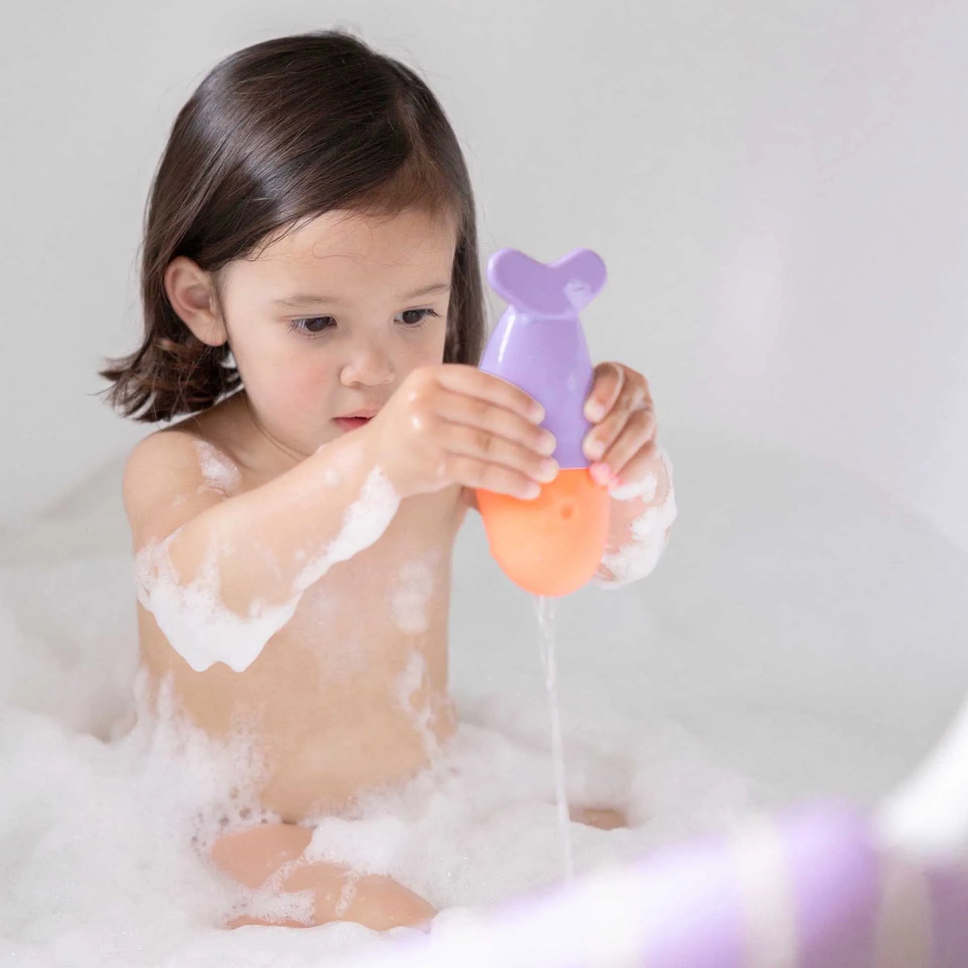 Quut Squeezi Whale – Innovatives Silikon Badespielzeug für kleine Wasserratten